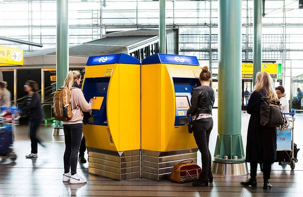 Puesto de compra de billetes de autobús exprés del aeropuerto AMS de Ámsterdam.